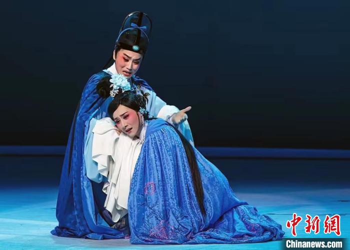 圖為越劇《柳永》?！「＝ǚ既A越劇院供圖