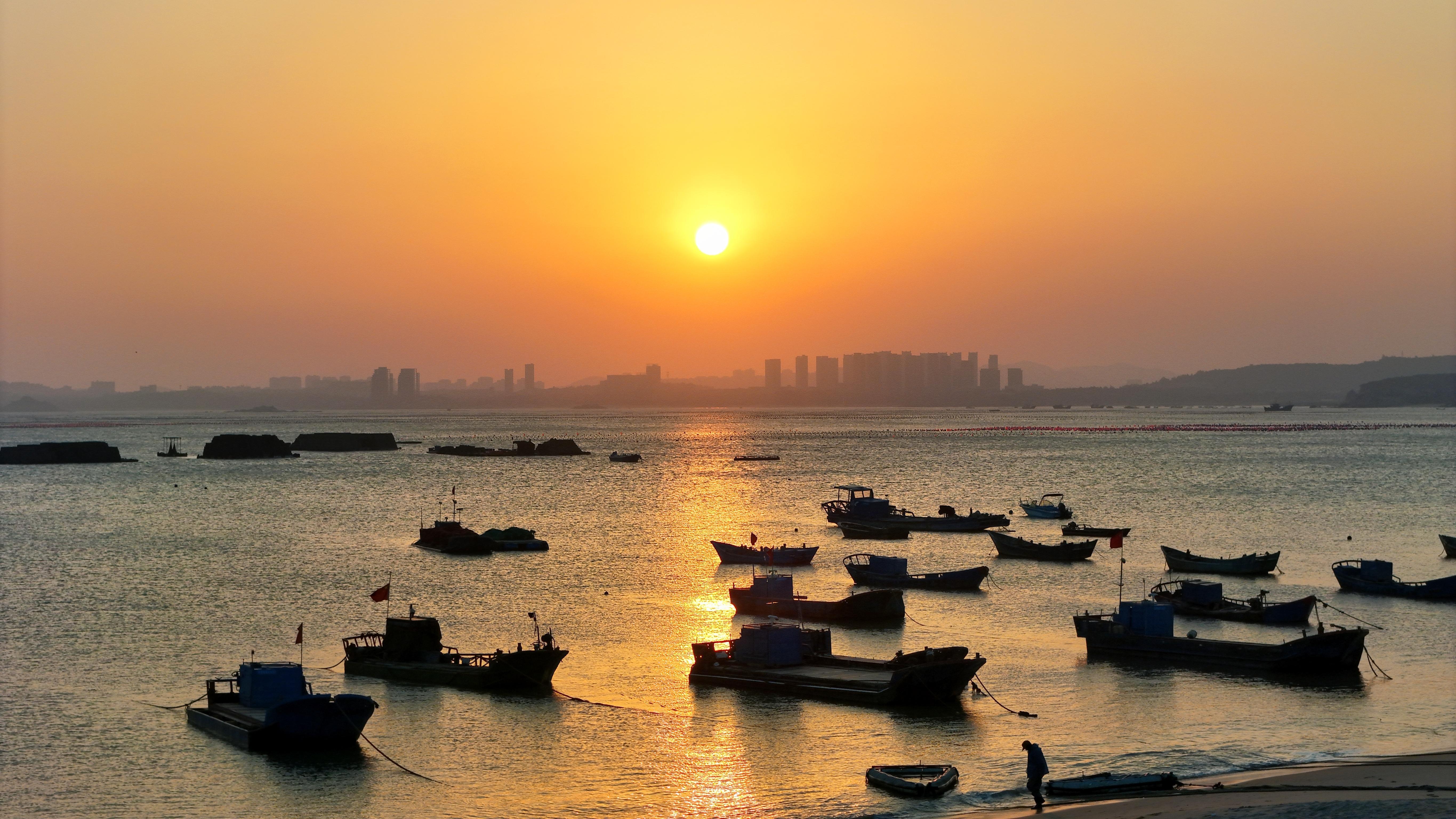夕陽(yáng)下，聆聽(tīng)裕藩村的海語(yǔ)